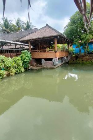 Kolam dan bangunan "Pondok Bambu Galuh"