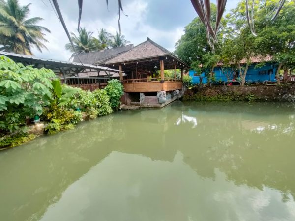 Kolam dan bangunan "Pondok Bambu Galuh"