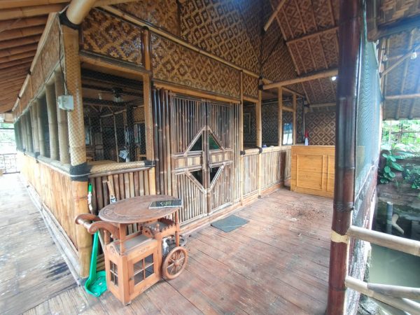 Kolam dan bangunan "Pondok Bambu Galuh" - Image 3